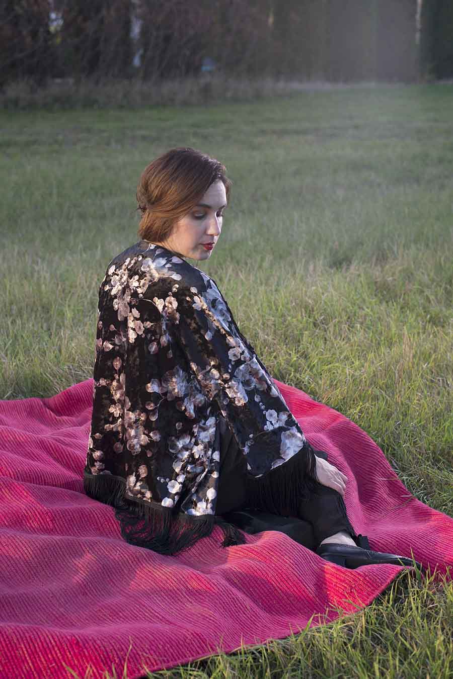 Velvet Kimono jacket with fringes in black